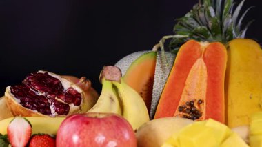 Çeşitli taze meyvelerden oluşan canlı bir karışım.