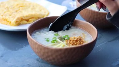 İçindekileri bir kasede lapaya karıştırıyorum.