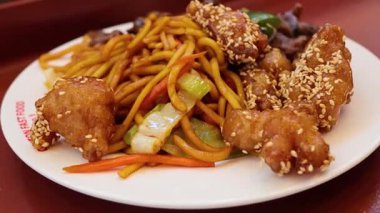 Kızarmış tavuklu lezzetli şehriye.