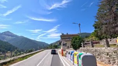 İtalya, Piedmont 'taki pitoresk dağ yollarından geçiyorum.