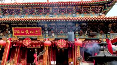 Turistler canlı Wong Tai Sin Tapınağını keşfediyorlar.