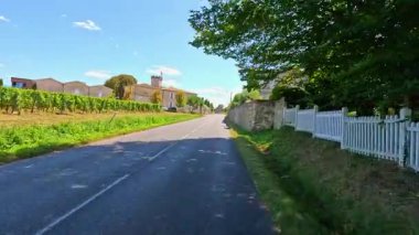 Bereketli üzüm bağları ve kırsal alanlarda huzurlu bir yol.