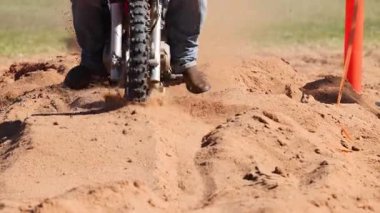 Motosikletçi kontrolünü kaybediyor ve çamura düşüyor.