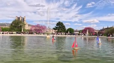 Paris bahçe çeşmesinde yüzen oyuncak yelkenliler