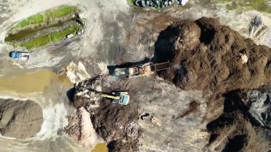 İnsansız hava aracı, güpegündüz açık bir alanda toprak ve saman işleme makinelerini yakalar.