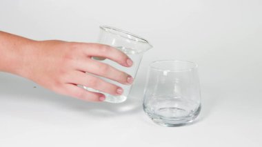 Bardaklar arasında sıralı su akışı