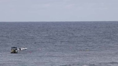 Küçük bir tekne sahil platformuna doğru ilerliyor.