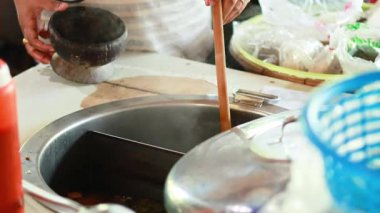 Hindistan cevizi kabuğunda şehriye yemeği hazırlıyorum.