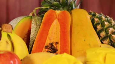 Değişik taze meyvelerin canlı gösterisi