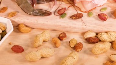 Çeşitli fındık, et ve süt ürünleri.