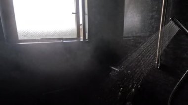 Banyodaki duş başlığından akan su.