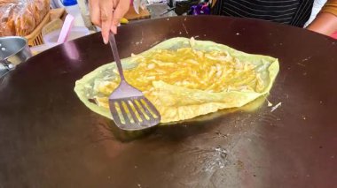 Sıcak tavada roti pişirme işlemi