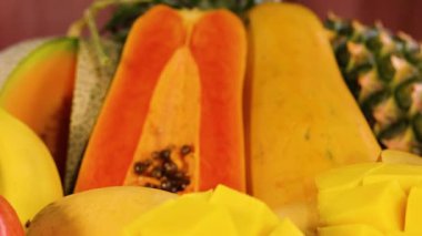 Değişik taze meyvelerin canlı gösterisi