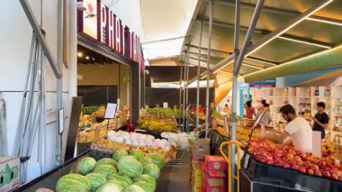 Müşteriler Inala Plaza 'daki canlı meyve pazarını keşfediyorlar.