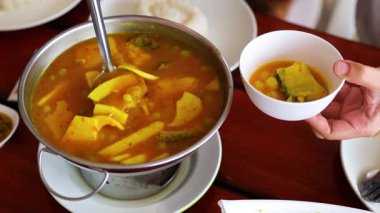 Çorbayı masada bir kaseye dolduruyorum.