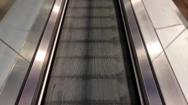 Şangay Pudong Havaalanı 'nda hareketli bir yürüyüş yolu.