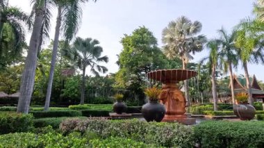 Huzurlu bir tropikal bahçede ileri saralım.