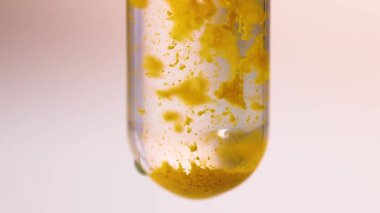 Açık sıvı çözeltisi içinde sarı çökelti formları