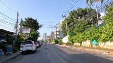 Şehir sokaklarında hareket eden araçlar