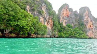 Tayland, Krabi yakınlarındaki yemyeşil kayalıklar ve turkuaz sular.