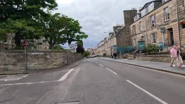 Tarihi St Andrews caddelerinde manzaralı bir gezinti