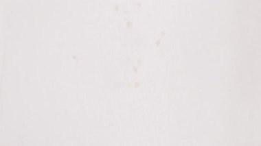 Esmer şeker tanecikleri yakın çekim makro manzaralı bir yığının üzerine dökülür. Video dokuyu ve hareketi canlı bir şekilde yakalıyor.