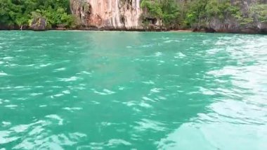 Turkuaz sular ve yemyeşil kayalıklar