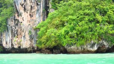 Krabi, Tayland 'daki yemyeşil ve sarp kayalıklar