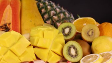 Dilimlenmiş çeşitli meyvelerin canlı görüntüsü