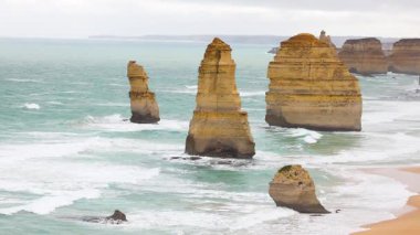 Yumuşak gün ışığında turkuaz dalgalarla sersemletici sahil kaya oluşumları, doğal güzellikleri ve dingin okyanus manzaralarını gözler önüne seriyor.