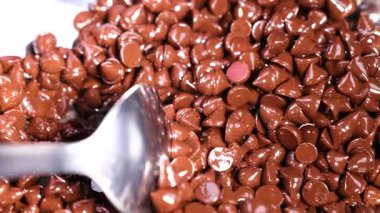 Çikolata parçalarını kaşıkla karıştırıyorum.