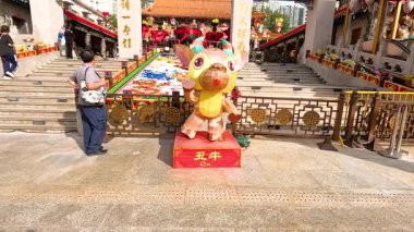 Hong Kong 'un canlı tapınak atmosferini keşfediyorum.