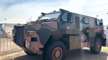 Bushmaster zırhlı aracı Avalon Airshow, Geelong 'da parlak gün ışığında sergilendi, sağlam tasarımı ve askeri özellikleri sergilendi.