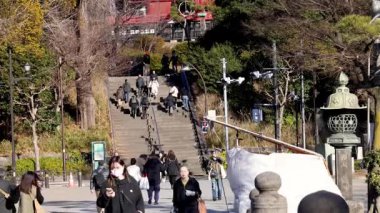 Yükselen ve inen insanlar dışarıda meşgul.