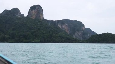 Krabi 'nin çarpıcı adaları yakınlarında uzun kuyruklu tekne yolculuğu.