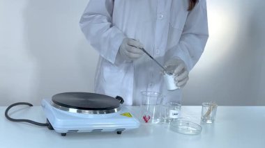 Bir laboratuvar ortamında sodyum asetat kristalizasyonu gösteriliyor