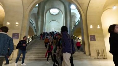 Kalabalık Louvre Müzesi 'nin ikonik merdivenlerini araştırıyor