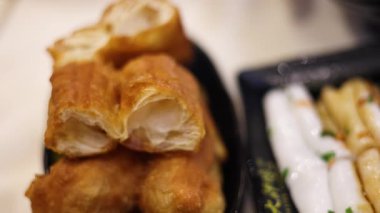 Lezzetli pirinç erişteleri ve kızarmış hamur çubukları.