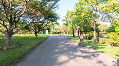 Bereketli bir parkta huzurlu bir yürüyüş