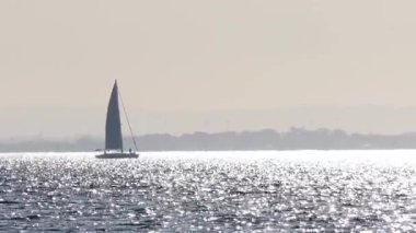 Titreyen okyanus sularında yelken açan yelkenli