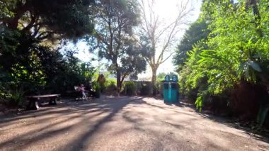 Ziyaretçiler hayvanat bahçesinde güneşli bir günün tadını çıkarıyorlar.