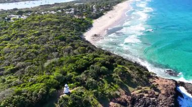 Dalgalar kayalık kayalıklara çarpar ve yemyeşil olur.