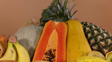 Çeşitli taze meyvelerden oluşan canlı bir karışım.