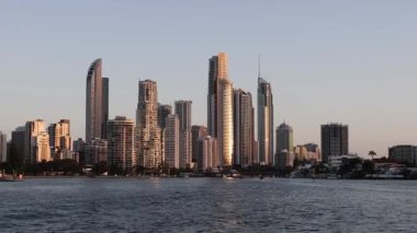 Gün batımında şehrin ufuk çizgisinin zaman aşımı