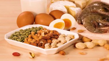 Fındık ve et de dahil olmak üzere çeşitli protein kaynakları