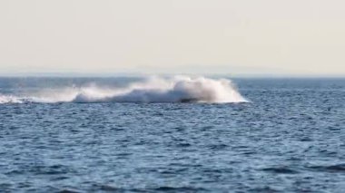 Sakin okyanus sularında jet ski süren kişi