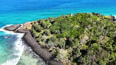 Parlak mavi sularıyla çarpıcı kıyı manzarası