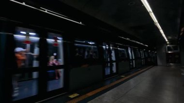 Metro treni Napoli istasyonuna varır ve hareket eder.