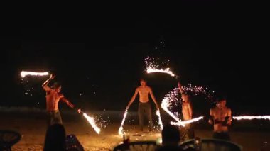 Yetenekli sanatçılarla göz kamaştırıcı bir ateş gösterisi.