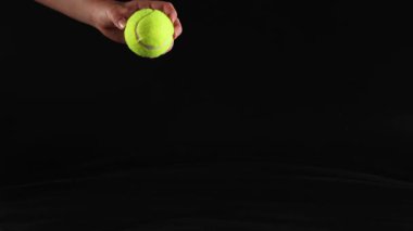 Bir tenis topu düşüyor ve zıplıyor.